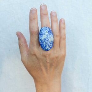 Sculpted Blue Oval Ring. Size 7,5.