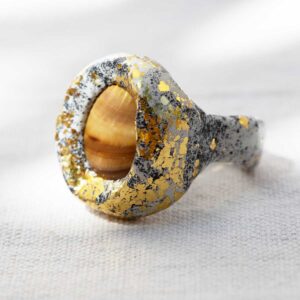 Sculpted Gold and Shell Ring. Size 9,5.