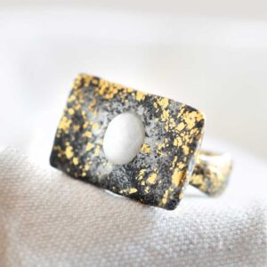 Ring with Beach Pebble and Gold. Size 6,5.